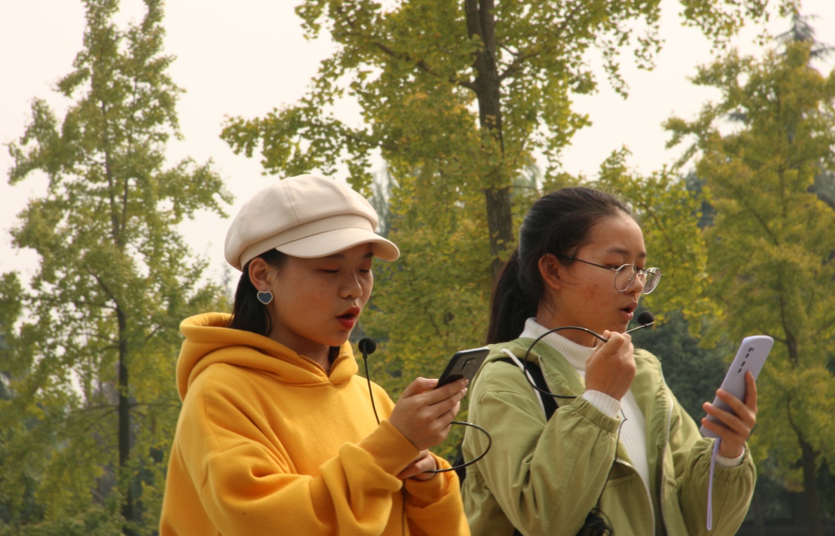 图为贺欣斓(右)与马梦怡(左)二人进行朗诵图为活动后合照