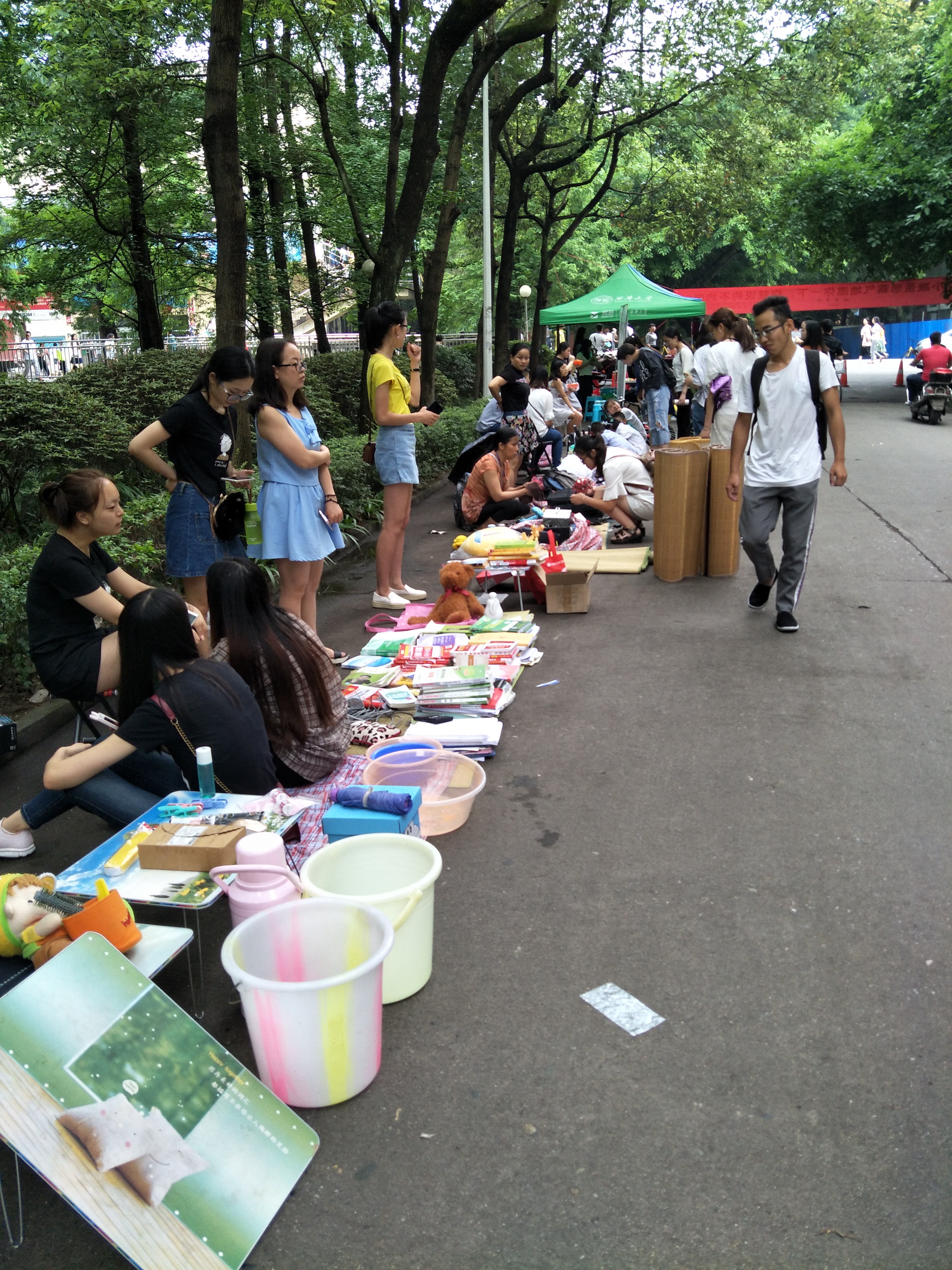 快乐跳蚤,绿色离校——土木建筑与环境学院开展跳蚤市场活动